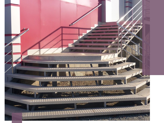 Лестницы для магазина в Старой Руссе — изготовление и монтаж