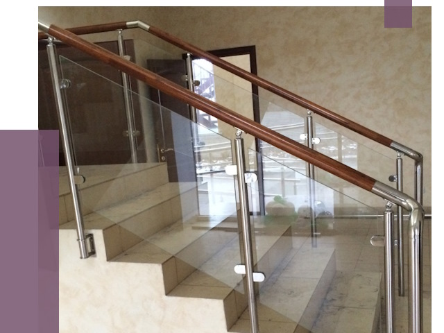 Комбинированные перила из металла и дерева в Старой Руссе