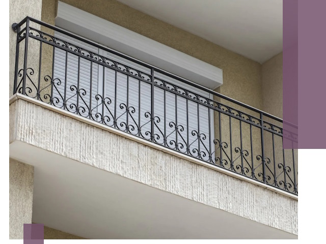 Балконные ограждения из металла и стекла в Старой Руссе для домов