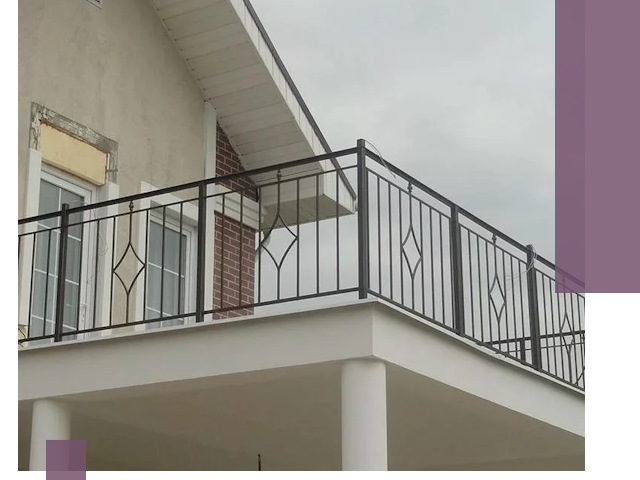 Изготовление балконных ограждений в Старой Руссе из металла и стекла