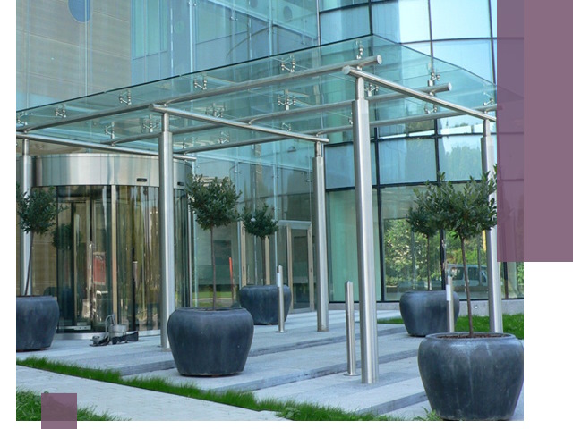 Навесы из стекла на заказ в Старой Руссе — монтаж и установка