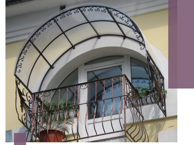 Козырьки над балконом в Старой Руссе — изготовление и монтаж